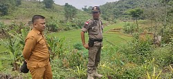 Agromas dan petugas desa Banyu Wangi