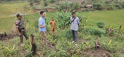 Agromas dan petugas desa Banyu Wangi